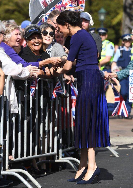 Meghan Markle在十月時陪同Prince Harry造訪紐西蘭,Meghan與市民見面時,以冷衫上衣配搭Givenchy Meghan Markle在十月時陪同Prince Harry造訪紐西蘭,Meghan與市民見面時,以冷衫上衣配搭Givenchy