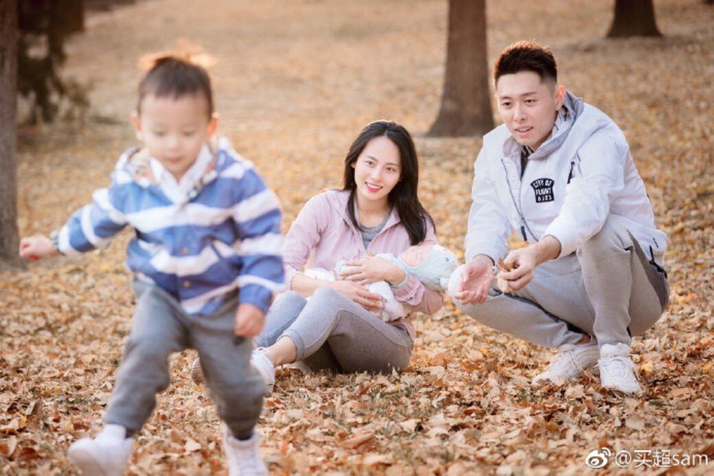 張嘉倪日前公開一家四口溫馨照,身為兩子之母, 31歲的她在打扮上十足 張嘉倪日前公開一家四口溫馨照,身為兩子之母, 31歲的她在打扮上十足