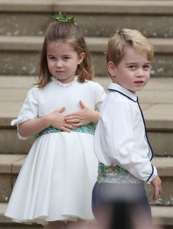 還有色彩繽紛的腰帶令夏綠蒂公主和喬治王子的花童造型更加活潑。