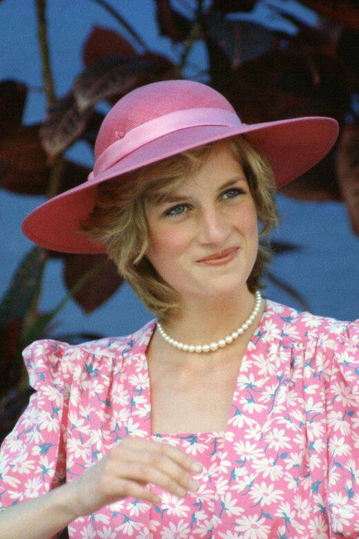 1983戴著bubblegum pink的寬帽。