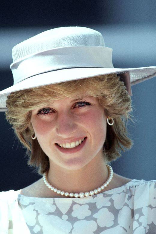1983在加拿大戴著簡約藍色船帽。
