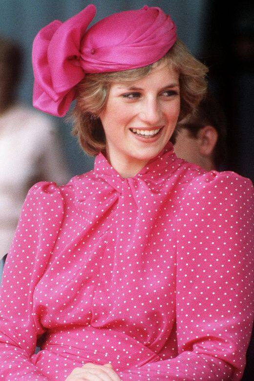 1983在澳洲戴著鮮粉紅絲帽。