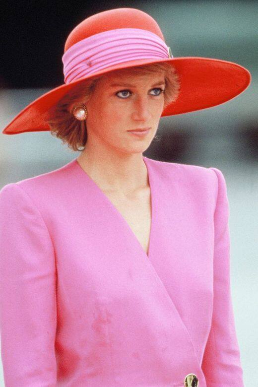 1989戴著粉紅拼橙色的Philip Somerville 帽子。