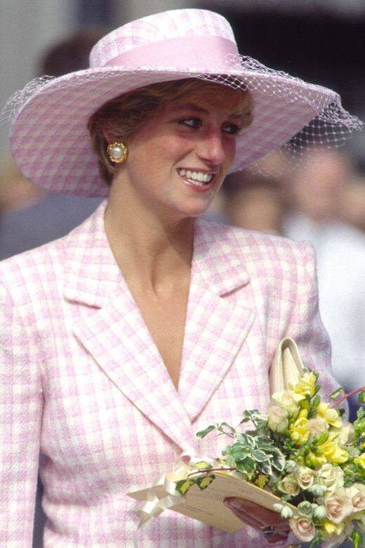 1990出席禮拜時戴著嬰兒粉紅白色格子帽。