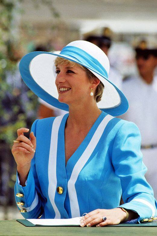 1992戴著湖藍色的sun hat。