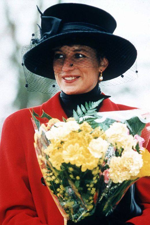 1993戴著寬邊黑紗Topper hat。 1993戴著寬邊黑紗Topper hat。