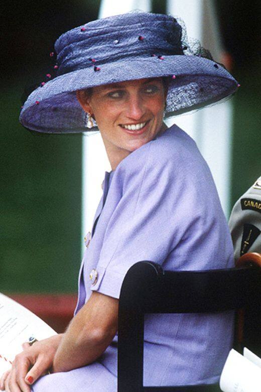 1994戴著紫色黑紗Phlip Somerville帽子。