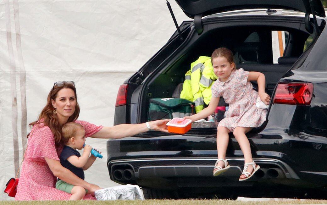 在慈善馬球賽期間，凱特與三名子女在草地享受家庭樂，坐在車尾的夏洛