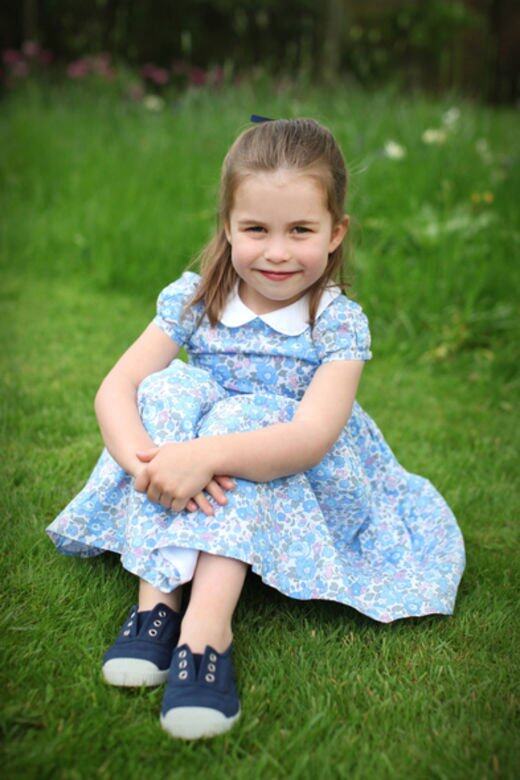 公主袖連身裙簡直是夏洛特的招牌，她的4歲生日照也是穿這種可愛裙