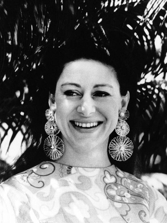 Princess Margaret勇於嘗試不同造型,巨型的普普風耳環配花裙,不是典型的公主模樣 Princess Margaret勇於嘗試不同造型,巨型的普普風耳環配花裙,不是典型的公主模樣