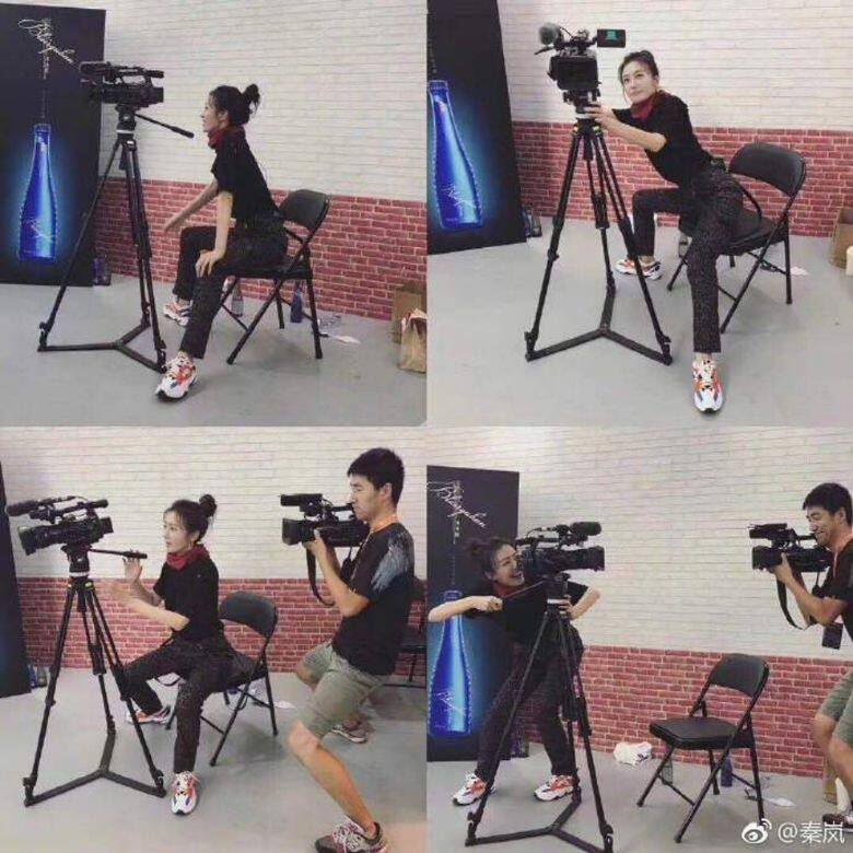 愛玩的秦嵐坐在攝影師的位置，想試試掌鏡，穿了長褲球鞋的她腿張開，讓
