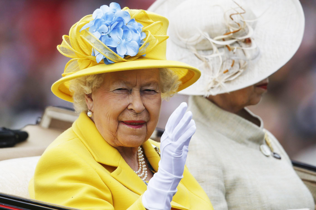 英女皇的手套品牌揭密一排排的高級禮車經過，墊著腳尖的人群往前擠