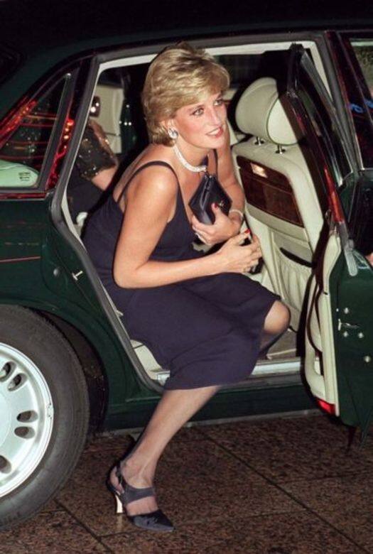 戴安娜王妃經常以造型簡單大方的小型晚宴手袋配搭禮服出席重要場 戴安娜王妃經常以造型簡單大方的小型晚宴手袋配搭禮服出席重要場