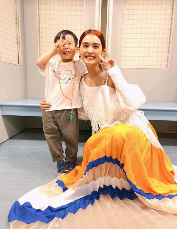 楊丞琳畢竟曾是「可愛教主」,所以與小孩拍起照來一起賣萌度還是難不到 楊丞琳畢竟曾是「可愛教主」,所以與小孩拍起照來一起賣萌度還是難不到