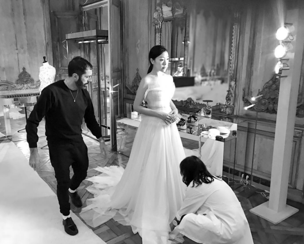Feiping的婚紗由她最愛的意大利時裝設計師Giambattista Valli 親自設計,她還分享了製作 Feiping的婚紗由她最愛的意大利時裝設計師Giambattista Valli 親自設計,她還分享了製作
