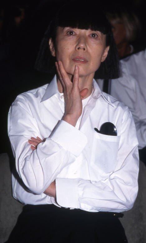 川久保玲在1942年10月11日出生於東京,於著名慶應義塾大學修讀藝術和 川久保玲在1942年10月11日出生於東京,於著名慶應義塾大學修讀藝術和
