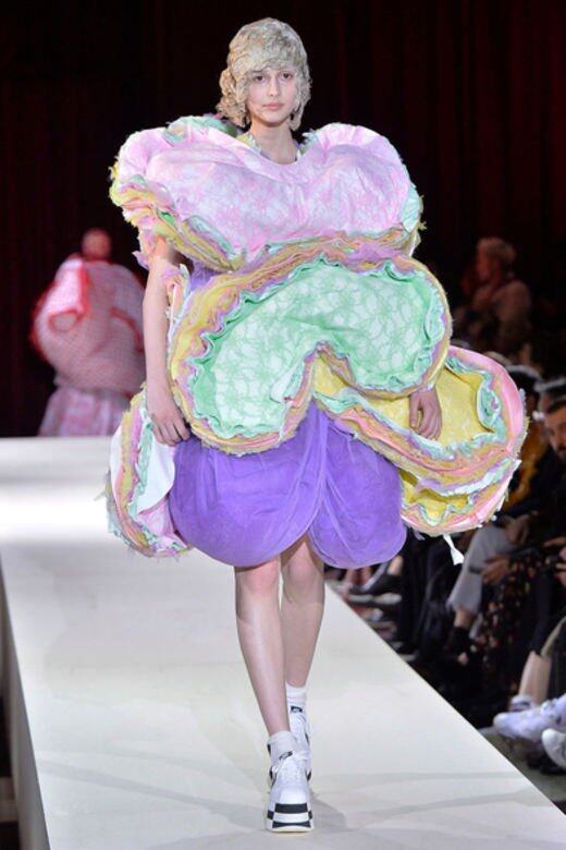 “Comme des Garçons is a gift to oneself, not something to appeal or to attract the opposite sex.”Comme des Garçons是川久保玲給自 “Comme des Garçons is a gift to oneself, not something to appeal or to attract the opposite sex.”Comme des Garçons是川久保玲給自