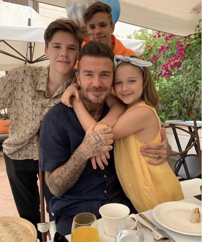 哥哥Brooklyn與弟弟Cruz 都有在Instagram 追縱她，看來Mia跟Romeo 的兄弟們相處得不錯。