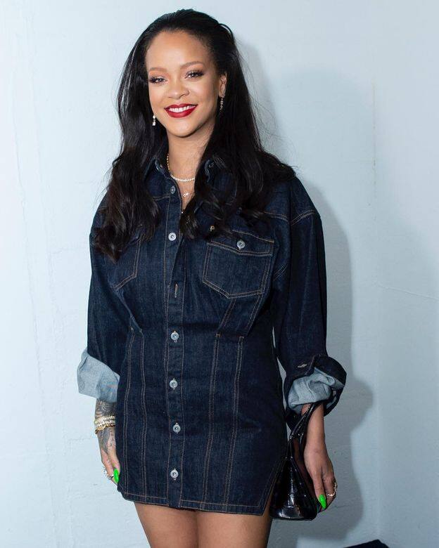 難得流露笑容的Rihanna,其實笑起上來也是十分有親和力,平易近人的妝容加 難得流露笑容的Rihanna,其實笑起上來也是十分有親和力,平易近人的妝容加
