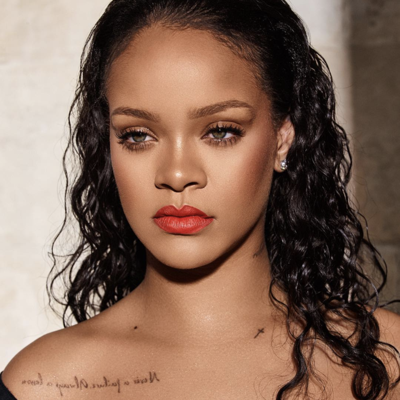 Rihanna近年積極創立自家品牌,包括美妝、內衣、時裝等範疇,而當中的美妝品牌 Rihanna近年積極創立自家品牌,包括美妝、內衣、時裝等範疇,而當中的美妝品牌