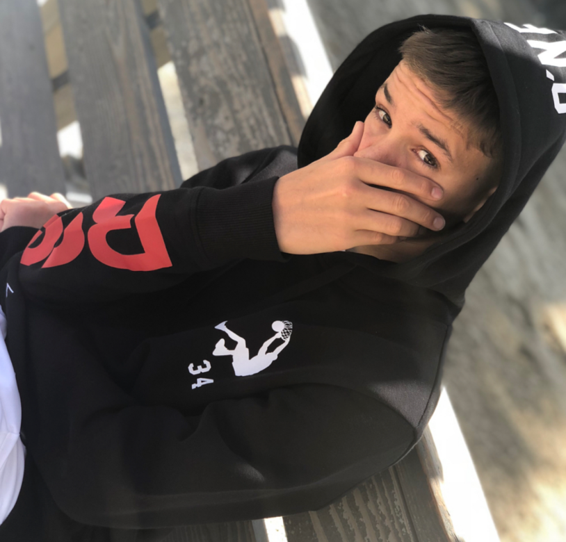 穿上Reebok籃球衛衣的Romeo用手遮著臉,眼神非常chok,完全看不出只有15歲,像個 穿上Reebok籃球衛衣的Romeo用手遮著臉,眼神非常chok,完全看不出只有15歲,像個