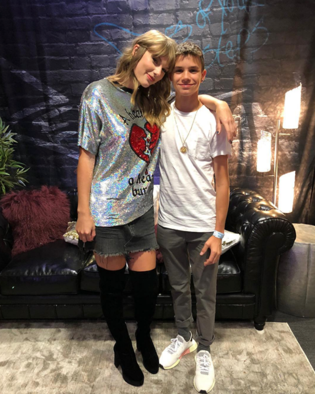 去看Taylor Swift的演出,Romeo換了一身潮男打扮,白色T恤配上頸鏈和深灰色長褲 去看Taylor Swift的演出,Romeo換了一身潮男打扮,白色T恤配上頸鏈和深灰色長褲
