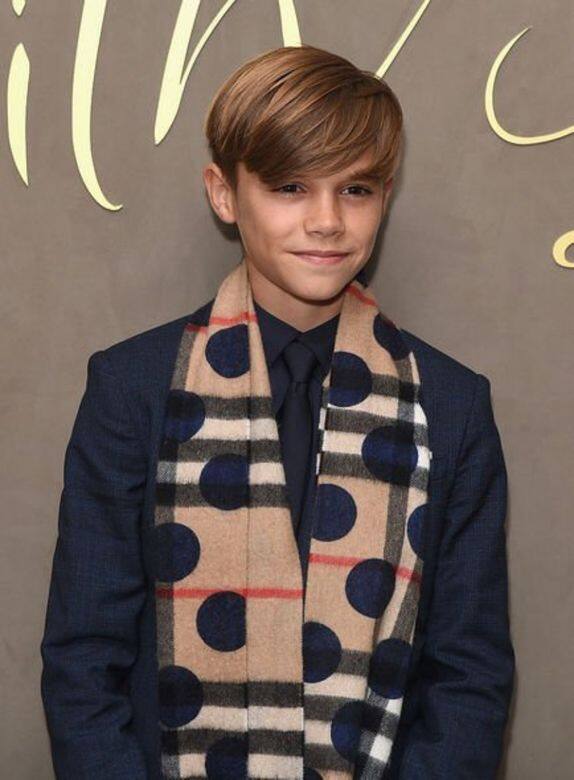 Victoria Beckham曾說過Romeo Beckham是三個兒子中對時尚最有想法的孩子,難怪12歲時已獲 Victoria Beckham曾說過Romeo Beckham是三個兒子中對時尚最有想法的孩子,難怪12歲時已獲