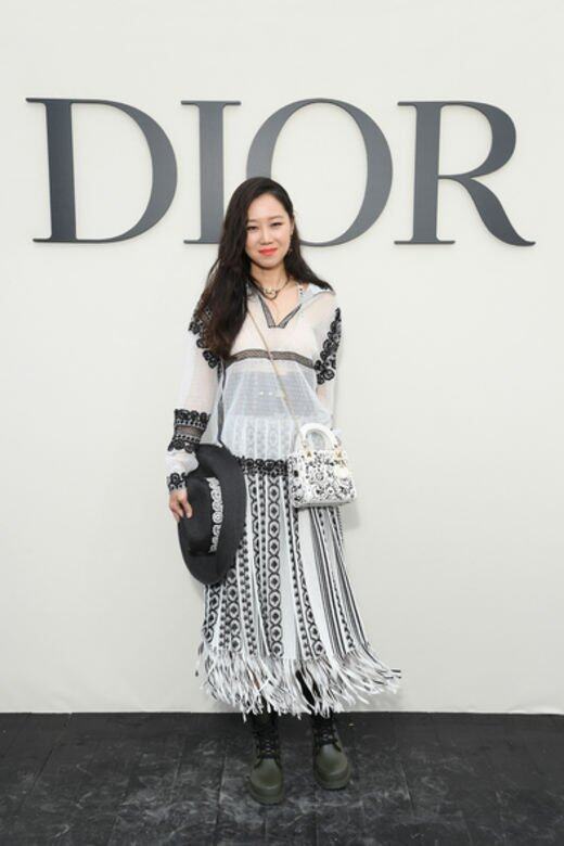 向來是Dior好友的孔孝真，日前現身Dior 2019春夏巴黎時裝鬆，她穿上2019渡假系
