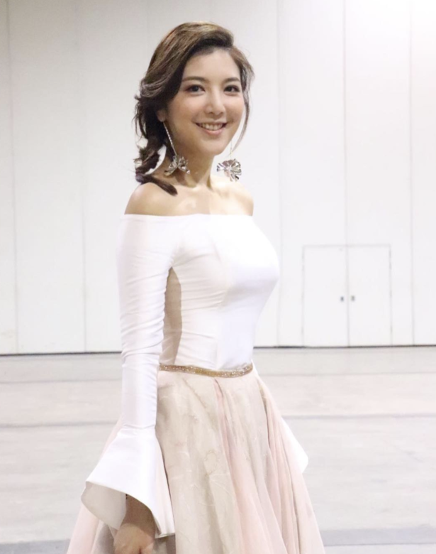 白色 off shoulder 上衣配淡淡的蝦肉色傘裙十分高貴優雅 白色 off shoulder 上衣配淡淡的蝦肉色傘裙十分高貴優雅