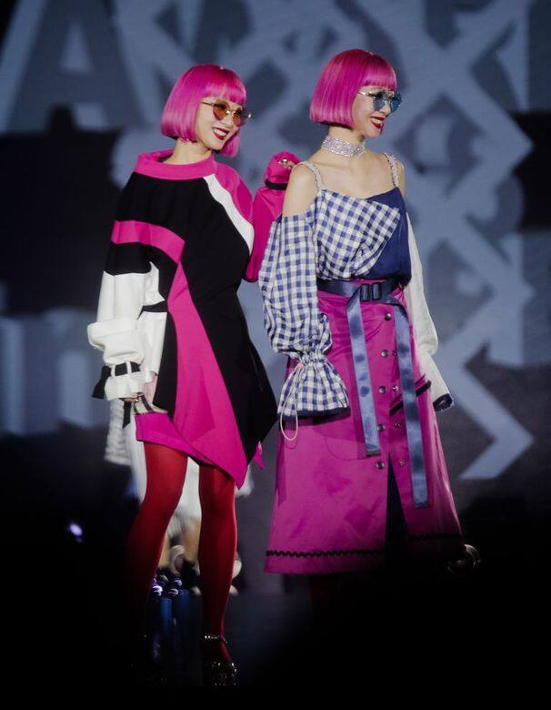除了山田優，伸展台上更驚見日本的人氣時尚雙胞胎AMIAYA！兩人以粉色的造