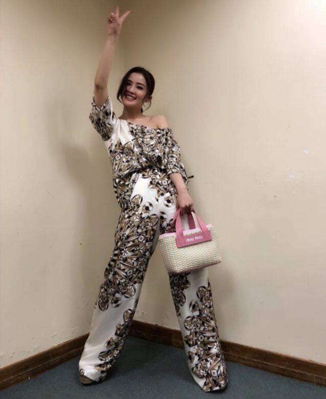 穿起度假風Tory Burch,阿Sa都特別將上衣塞進高腰闊腳褲,遮掩Ralph Lauren厚底涼鞋 穿起度假風Tory Burch,阿Sa都特別將上衣塞進高腰闊腳褲,遮掩Ralph Lauren厚底涼鞋