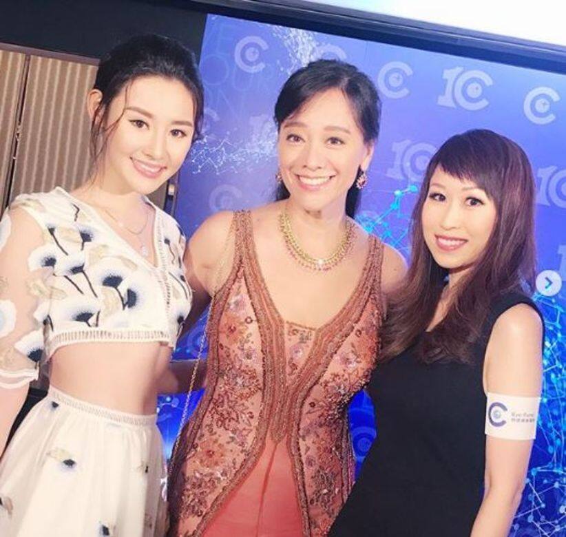 楊埕以一襲性感透視裙裝現身,露出馬甲線。 楊埕以一襲性感透視裙裝現身,露出馬甲線。