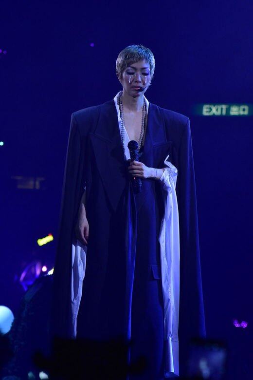 超 oversized 黑色西裝造型衝擊眼球,Sammi 一頭短髮配上閃石淚眼妝,戲劇效果滿分。 超 oversized 黑色西裝造型衝擊眼球,Sammi 一頭短髮配上閃石淚眼妝,戲劇效果滿分。