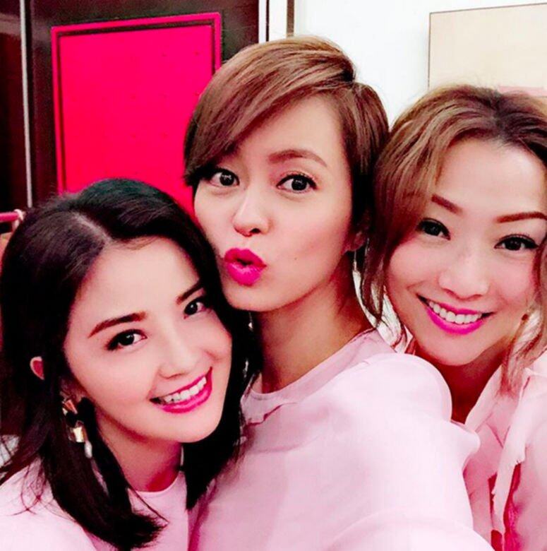 「粉紅姊妹團」中還有蔡卓妍(阿Sa)和梁詠琪(Gigi)。 「粉紅姊妹團」中還有蔡卓妍(阿Sa)和梁詠琪(Gigi)。