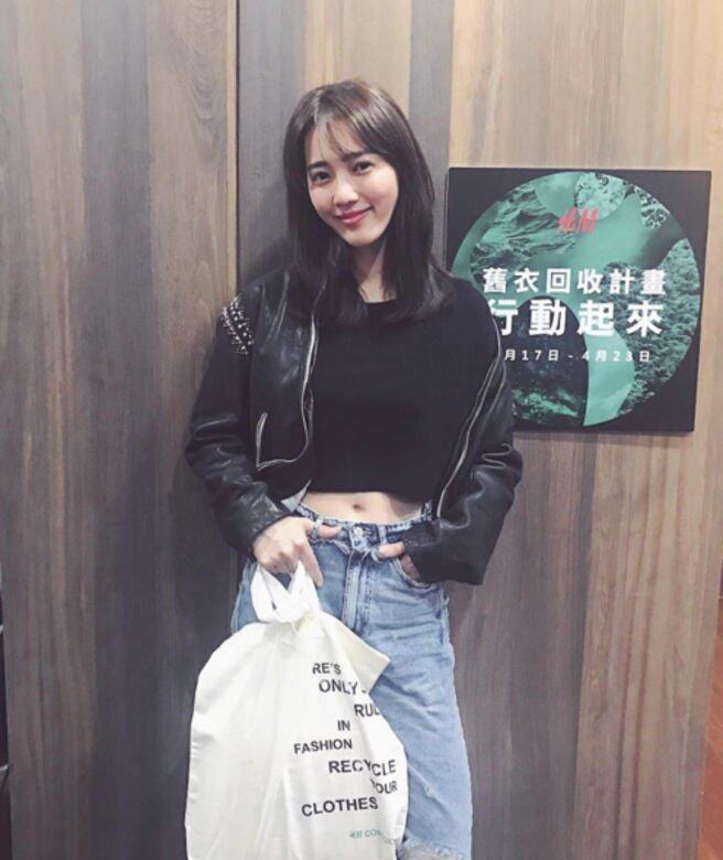 王棠云上身穿著短身黑色皮褸 王棠云上身穿著短身黑色皮褸