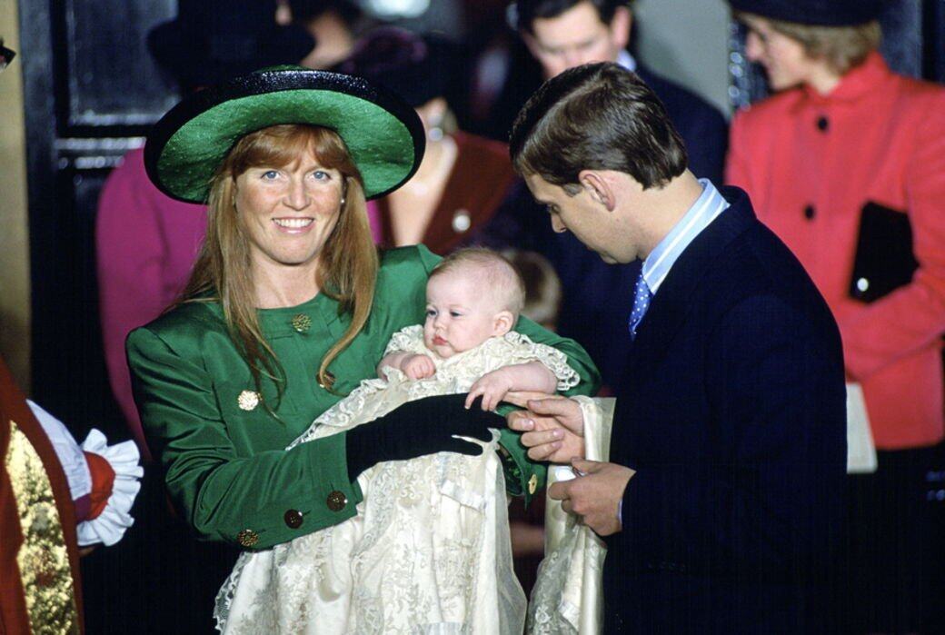 莎拉一直喜歡戴綠帽，初生女兒受洗時，她就以襯服裝顏色的黑邊綠帽亮