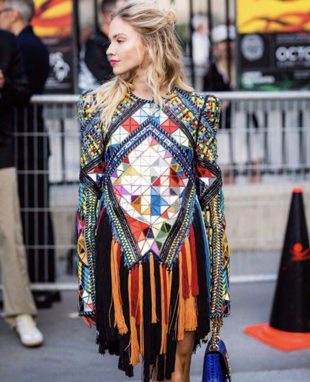 Sasha Luss穿上Balmain的七彩色塊與織皮流蘇裙，在街頭隨便行走，已是很有個性的