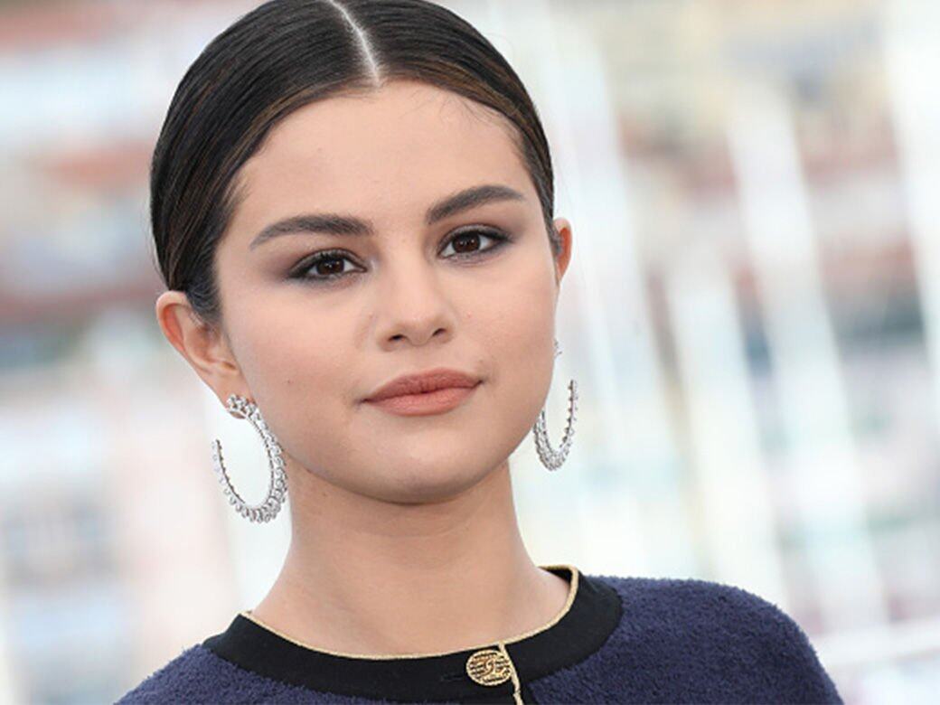 Selena Gomez 罕談生病經過!娃娃臉女生的青春穿搭術 Selena Gomez 罕談生病經過!娃娃臉女生的青春穿搭術