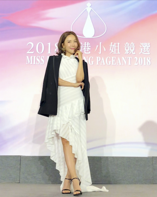 在今年香港小姐的宣傳活動上,李施嬅以白色荷葉邊連身裙配搭黑色搭 在今年香港小姐的宣傳活動上,李施嬅以白色荷葉邊連身裙配搭黑色搭