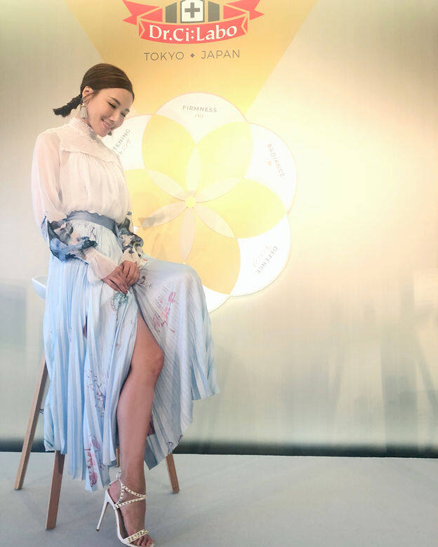 可能你對李施嬅的第一印象都是離不開斯文、靚女又富女人味的淑女形象,但多才多藝的Selena在鏡頭前後都努力呈現多元化的個性給觀眾欣賞。 可能你對李施嬅的第一印象都是離不開斯文、靚女又富女人味的淑女形象,但多才多藝的Selena在鏡頭前後都努力呈現多元化的個性給觀眾欣賞。