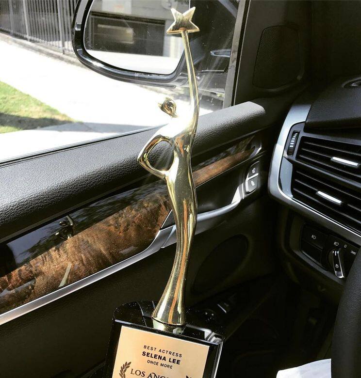 李施嬅去年憑著微電影《Once More》贏得《Los Angeles Film Awards》和《European Cinematography Awards》的最佳女主角獎項,迎來事業的小高峰。 李施嬅去年憑著微電影《Once More》贏得《Los Angeles Film Awards》和《European Cinematography Awards》的最佳女主角獎項,迎來事業的小高峰。