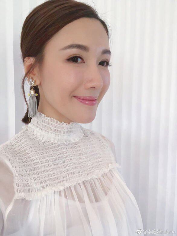 2003年參與港姐的李施嬅,當年雖然大熱倒灶未能擠身三甲,只是獲得最上鏡小姐及才藝小姐,但其後簽約無綫成為旗下藝人。 2003年參與港姐的李施嬅,當年雖然大熱倒灶未能擠身三甲,只是獲得最上鏡小姐及才藝小姐,但其後簽約無綫成為旗下藝人。