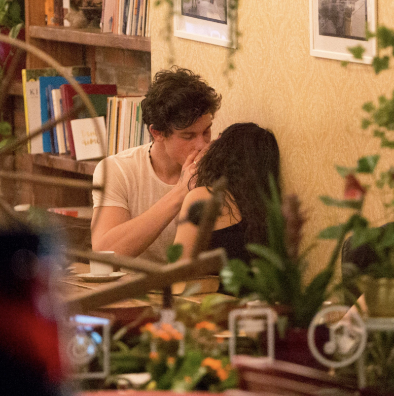 兩人在蒙特利爾一家咖啡廳約會，在公眾場合按耐不住親吻，展現熱戀中