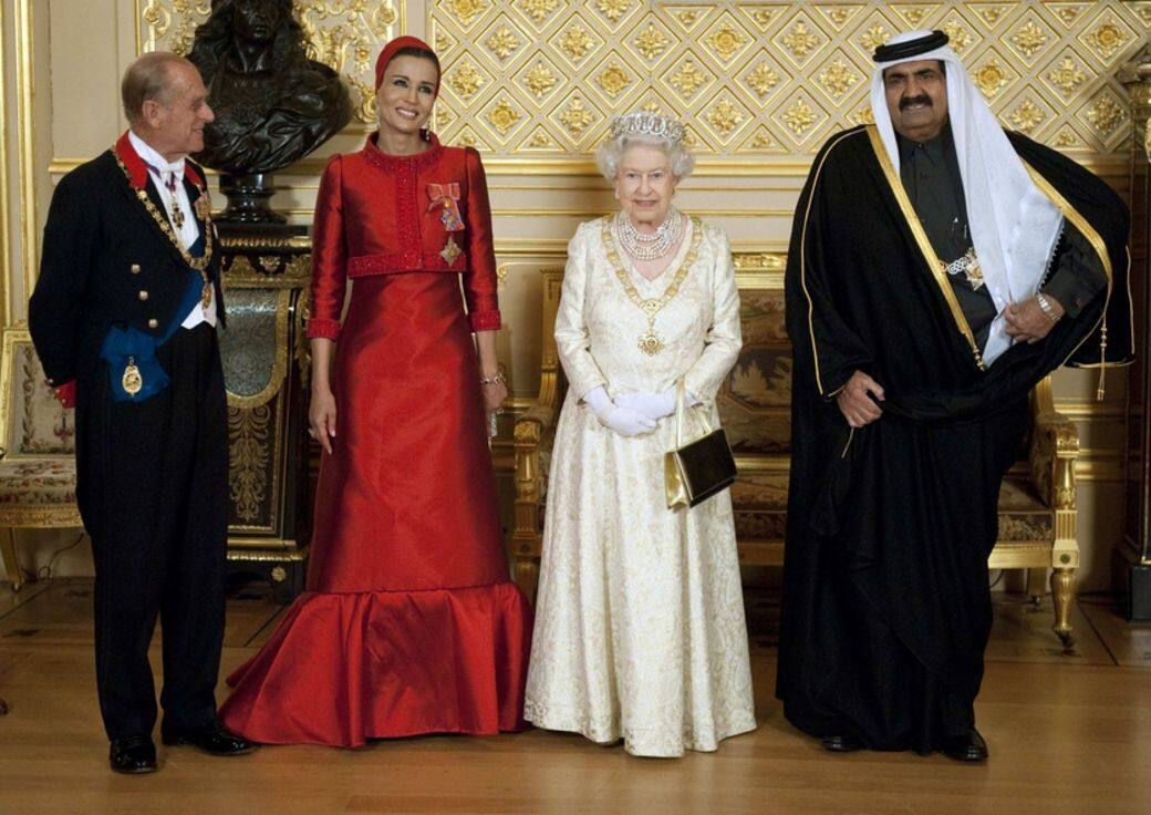 卡塔爾王妃Sheikha Mozah一身鮮紅色長裙盛裝與英女皇會面，有人肉pantone之稱的英