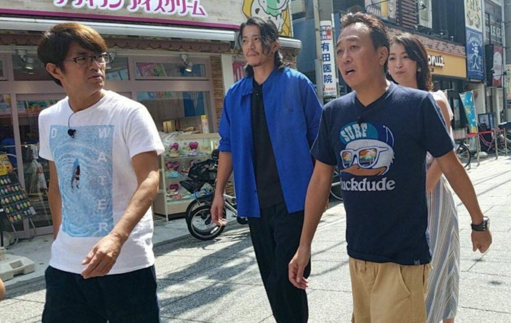 在夏天,小栗旬會以單薄如恤衫的開胸上衣作層次穿搭,這件電子藍色外 在夏天,小栗旬會以單薄如恤衫的開胸上衣作層次穿搭,這件電子藍色外