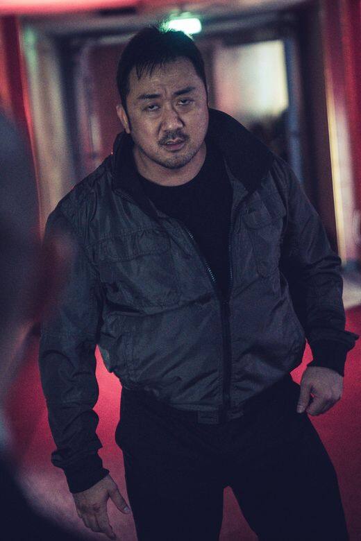 馬東錫於戲中與宋智孝是一對夫妻,但因為太太被綁匪綁架,所以馬東錫 馬東錫於戲中與宋智孝是一對夫妻,但因為太太被綁匪綁架,所以馬東錫