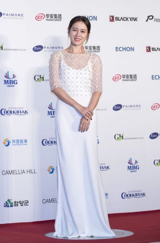 孫藝珍對Jenny Packham的晚裝設計情有獨鍾,不只一次穿這個品牌踏上紅毯。這件 孫藝珍對Jenny Packham的晚裝設計情有獨鍾,不只一次穿這個品牌踏上紅毯。這件