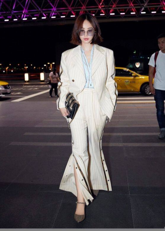 蔡依林@Bvlgari小天后蔡依林這次前往米蘭時裝周，以一身全白條紋西裝套裝