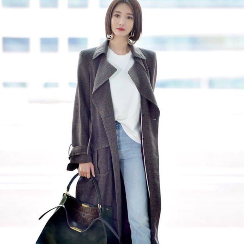 高俊熙@Fendi韓國女星高俊熙穿著Fendi灰色格紋長外套，手提著Fendi Peekaboo Xlite黑色皮