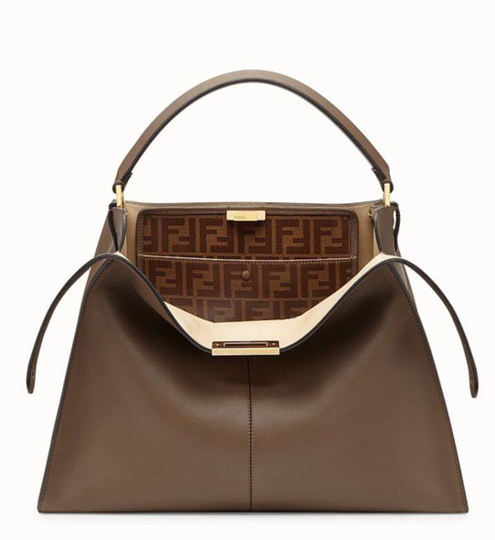 Fendi Peekaboo Xlite手袋Fendi Peekaboo包款堪稱十年經典手袋,而這次高俊熙背的黑色Xlite 是Peekaboo Fendi Peekaboo Xlite手袋Fendi Peekaboo包款堪稱十年經典手袋,而這次高俊熙背的黑色Xlite 是Peekaboo